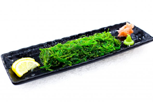 Sashimi: Seaweed salad 